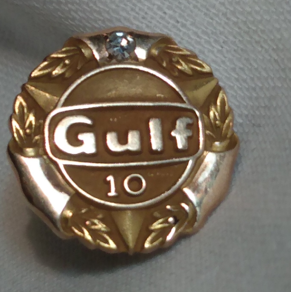 Vintage 10K Gold Gulf Oil Lapel 10 yrs Service Pin